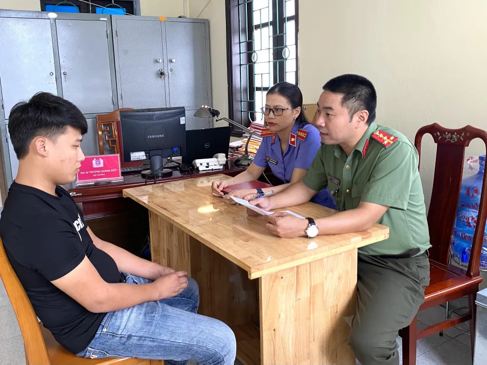 Khởi tố đối tượng tổ chức cho người khác ở lại Việt Nam trái phép ảnh 1