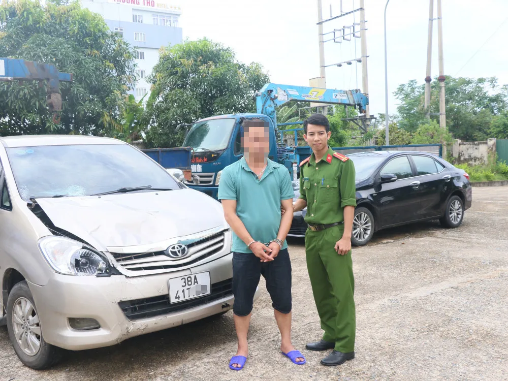 Hà Tĩnh: Tạm giữ hình sự lái xe ô tô tông xe máy và kéo lê hơn 2km ảnh 1