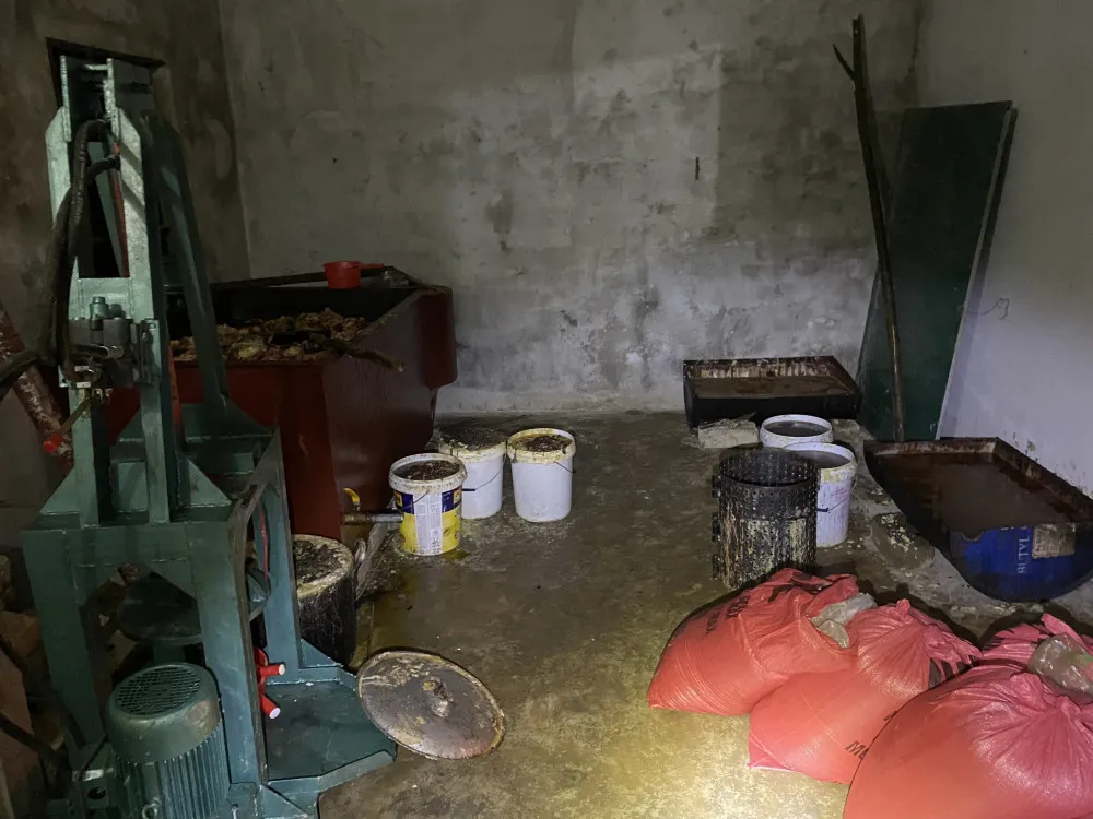 Phát hiện hơn 1,4 tấn mỡ động vật bốc mùi ảnh 3