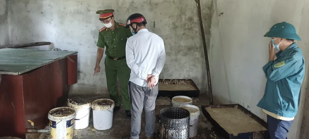 Phát hiện hơn 1,4 tấn mỡ động vật bốc mùi ảnh 7