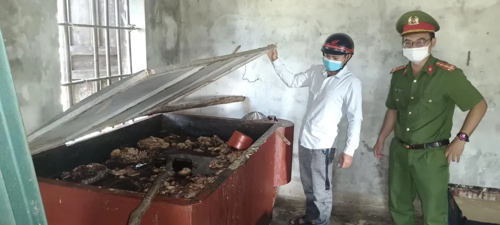 Phát hiện hơn 1,4 tấn mỡ động vật bốc mùi ảnh 2