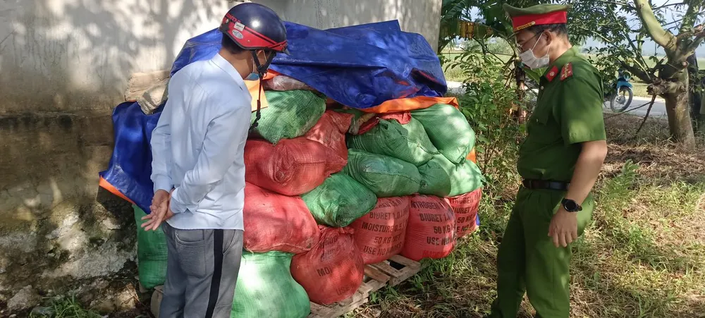 Phát hiện hơn 1,4 tấn mỡ động vật bốc mùi ảnh 1