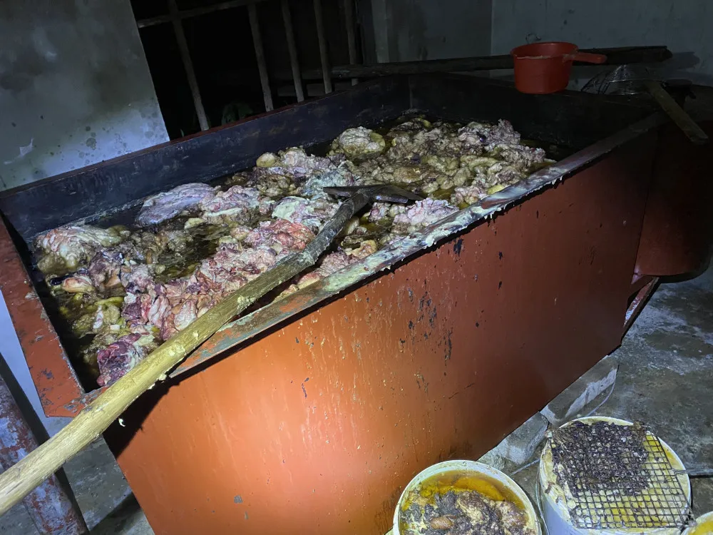 Phát hiện hơn 1,4 tấn mỡ động vật bốc mùi ảnh 5
