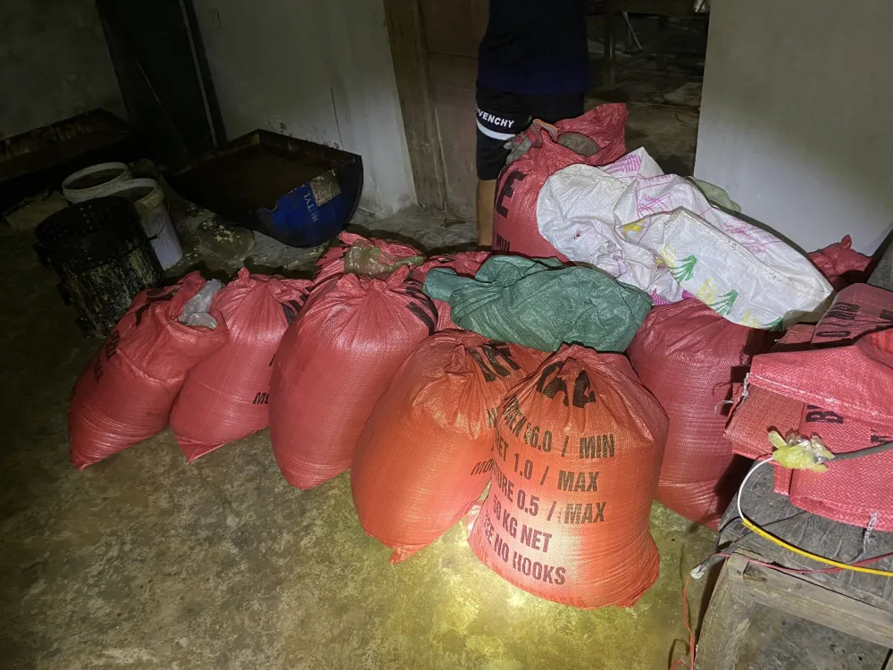 Phát hiện hơn 1,4 tấn mỡ động vật bốc mùi ảnh 4