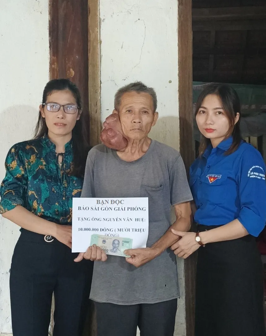 Bạn đọc Báo SGGP trao 18,5 triệu đồng cho gia đình khó khăn ở Hà Tĩnh ảnh 1