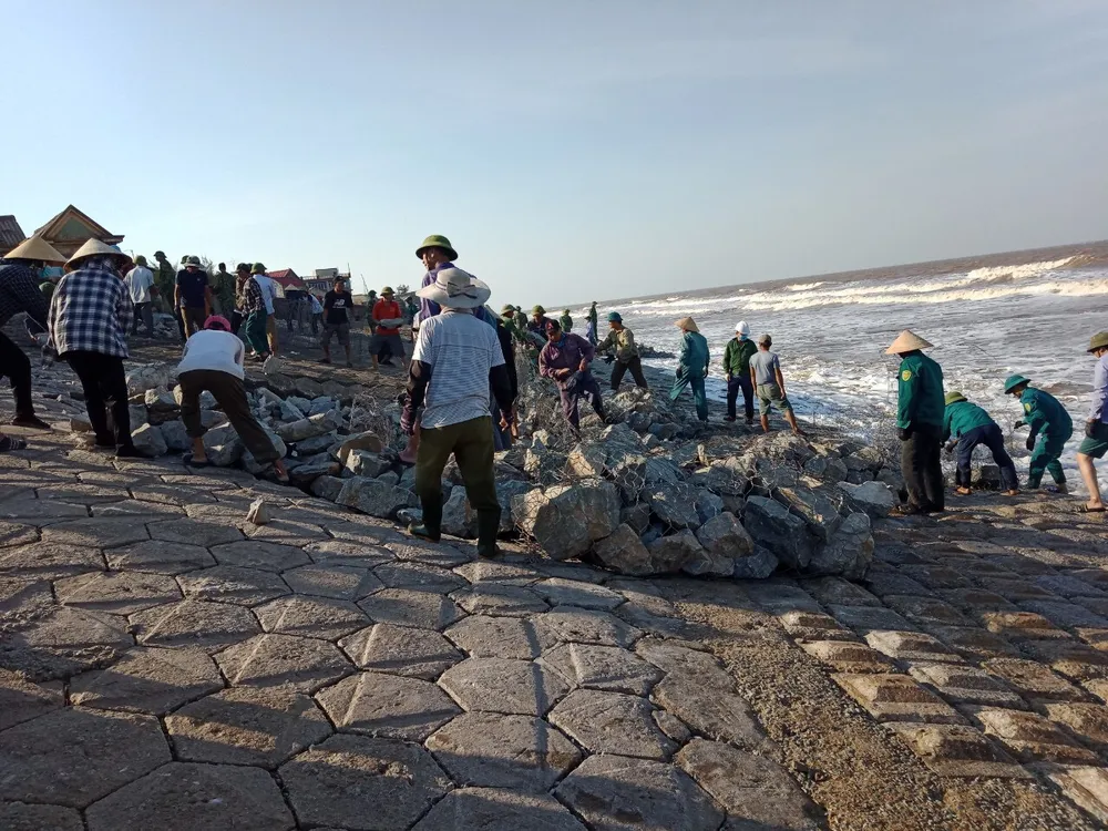 Hà Tĩnh: Huy động hàng trăm người gia cố kè biển bị sạt lở ảnh 1