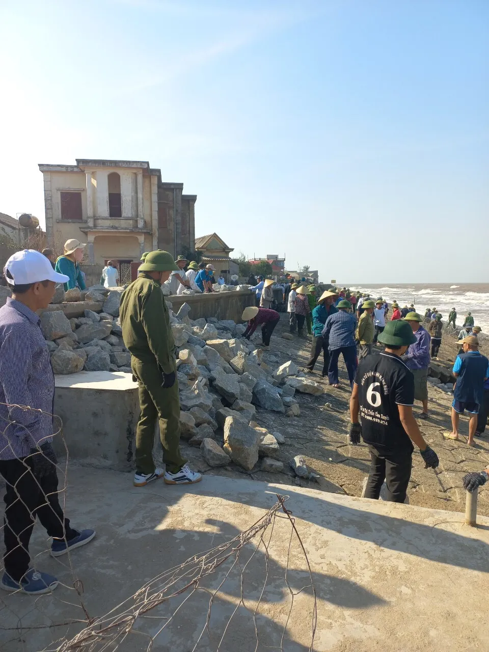 Hà Tĩnh: Huy động hàng trăm người gia cố kè biển bị sạt lở ảnh 3
