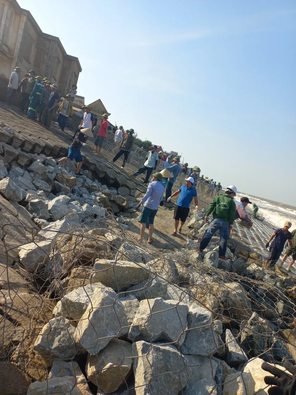 Hà Tĩnh: Huy động hàng trăm người gia cố kè biển bị sạt lở ảnh 2