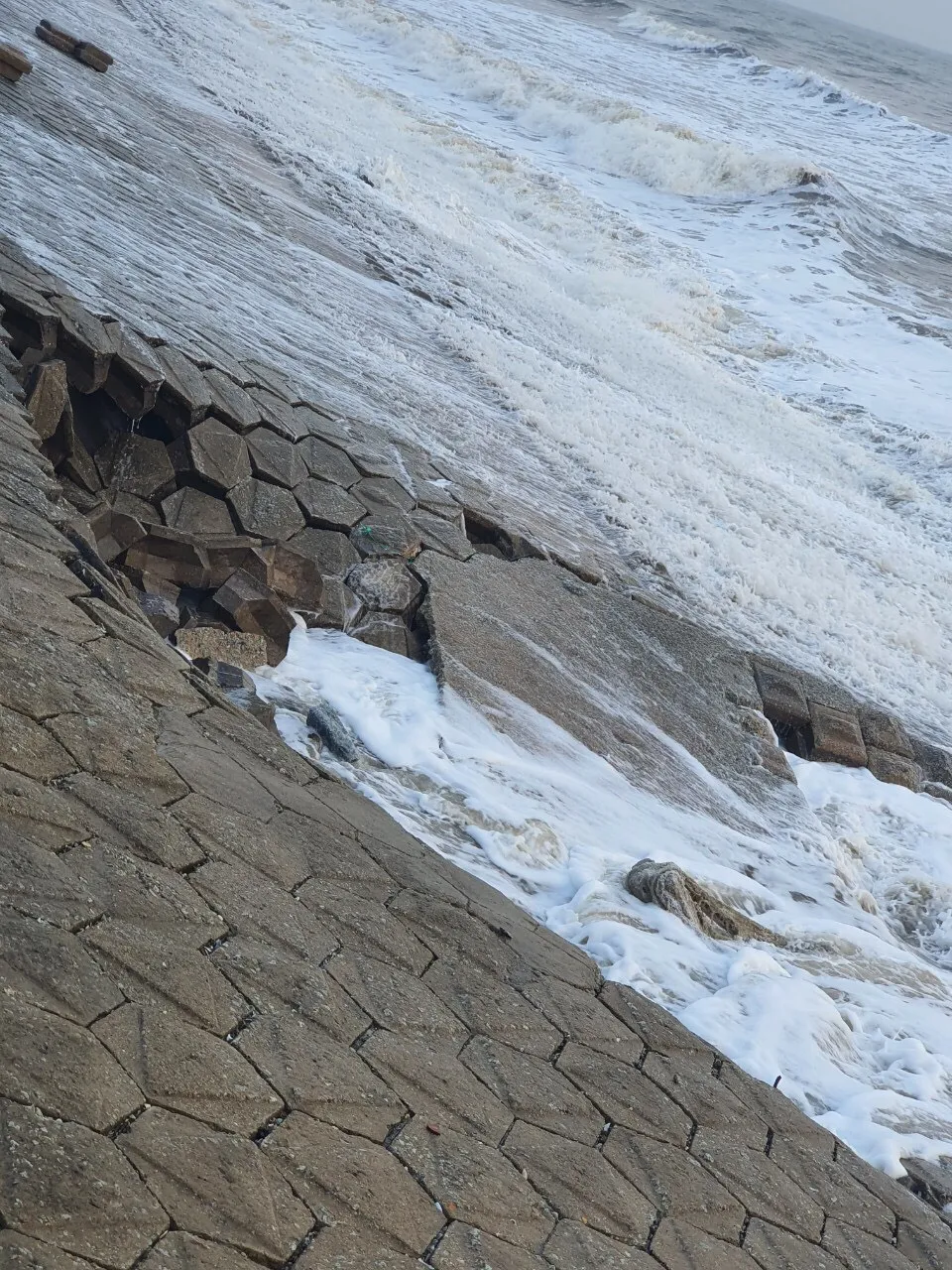 Hà Tĩnh: Huy động hàng trăm người gia cố kè biển bị sạt lở ảnh 5