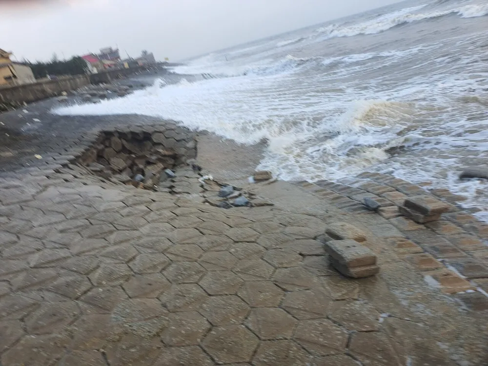 Hà Tĩnh: Huy động hàng trăm người gia cố kè biển bị sạt lở ảnh 4