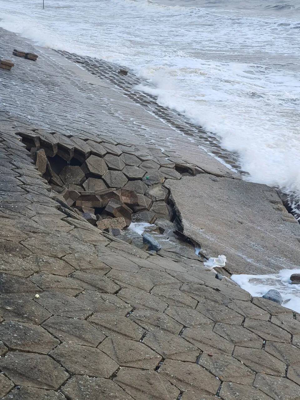 Hà Tĩnh: Huy động hàng trăm người gia cố kè biển bị sạt lở ảnh 6