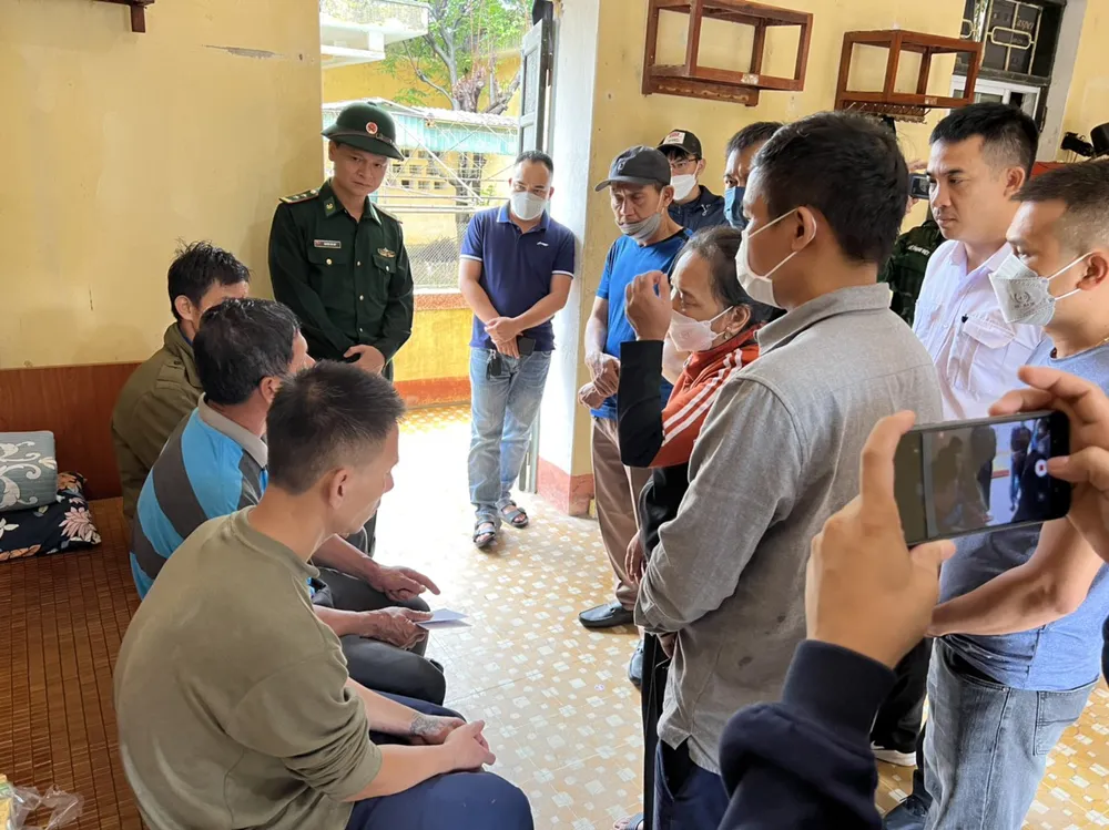 Hà Tĩnh: Nỗ lực tìm kiếm 3 thuyền viên mất tích trên biển  ảnh 3