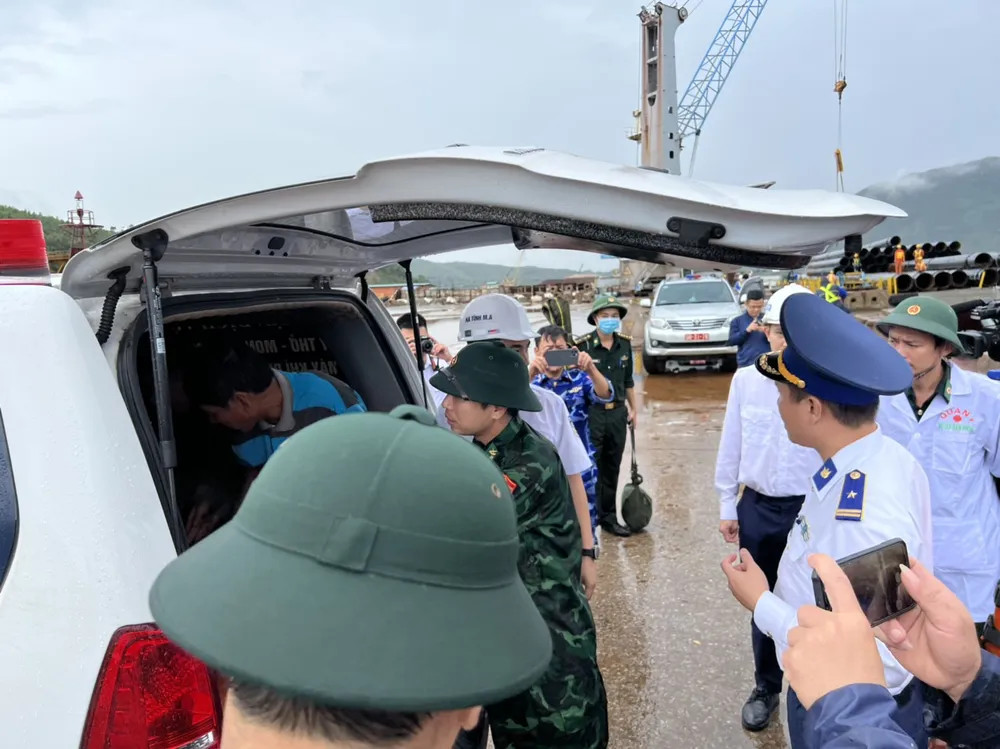 Hà Tĩnh: Nỗ lực tìm kiếm 3 thuyền viên mất tích trên biển  ảnh 5