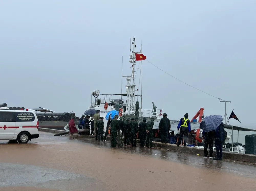 Hà Tĩnh: Nỗ lực tìm kiếm 3 thuyền viên mất tích trên biển  ảnh 4