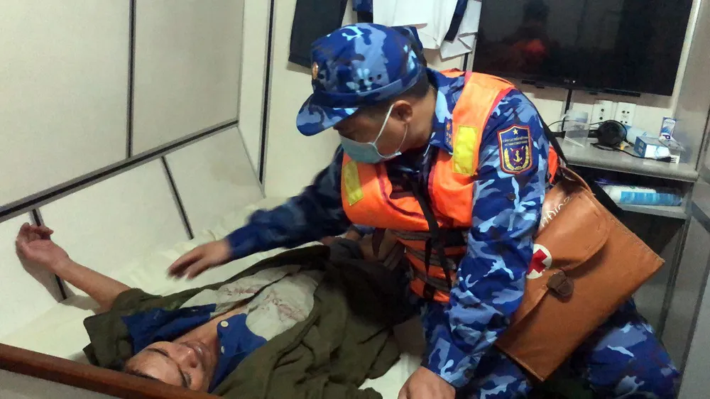 Hà Tĩnh: Nỗ lực tìm kiếm 3 thuyền viên mất tích trên biển  ảnh 2