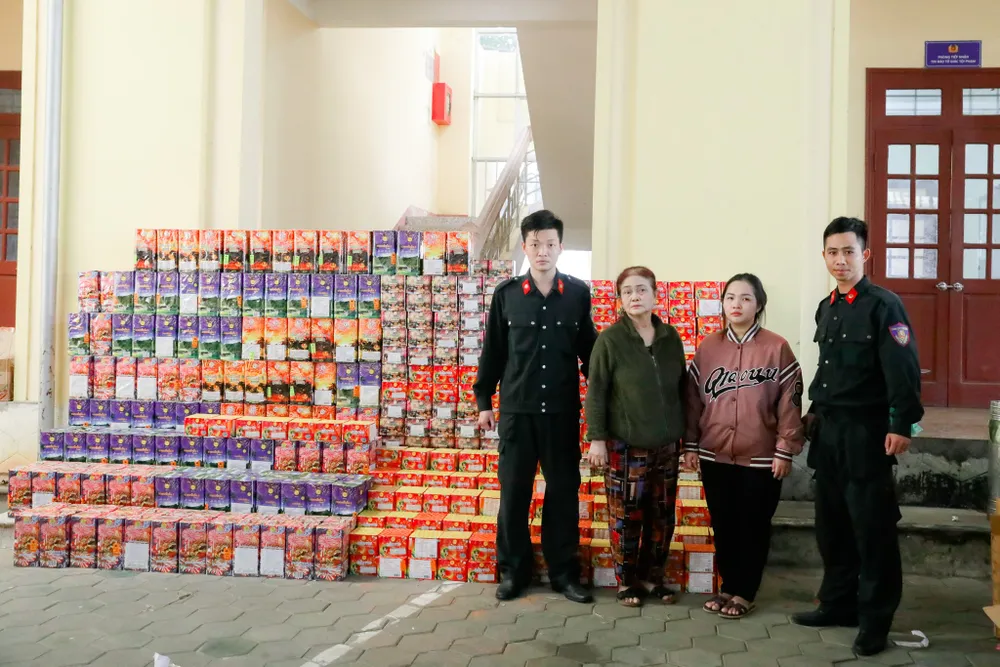 Giấu hơn 800kg pháo trong phòng ngủ ảnh 1