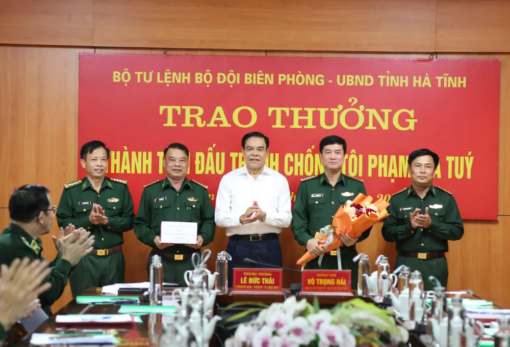 Thưởng “nóng” cho lực lượng triệt xóa đường dây ma túy xuyên quốc gia ảnh 1