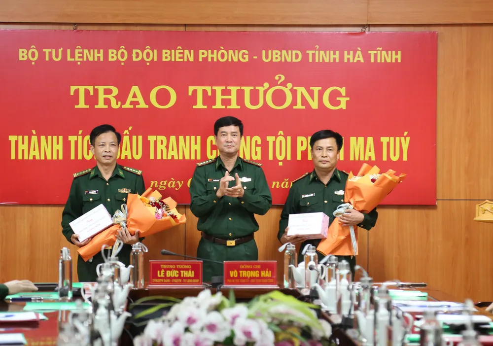 Thưởng “nóng” cho lực lượng triệt xóa đường dây ma túy xuyên quốc gia ảnh 2