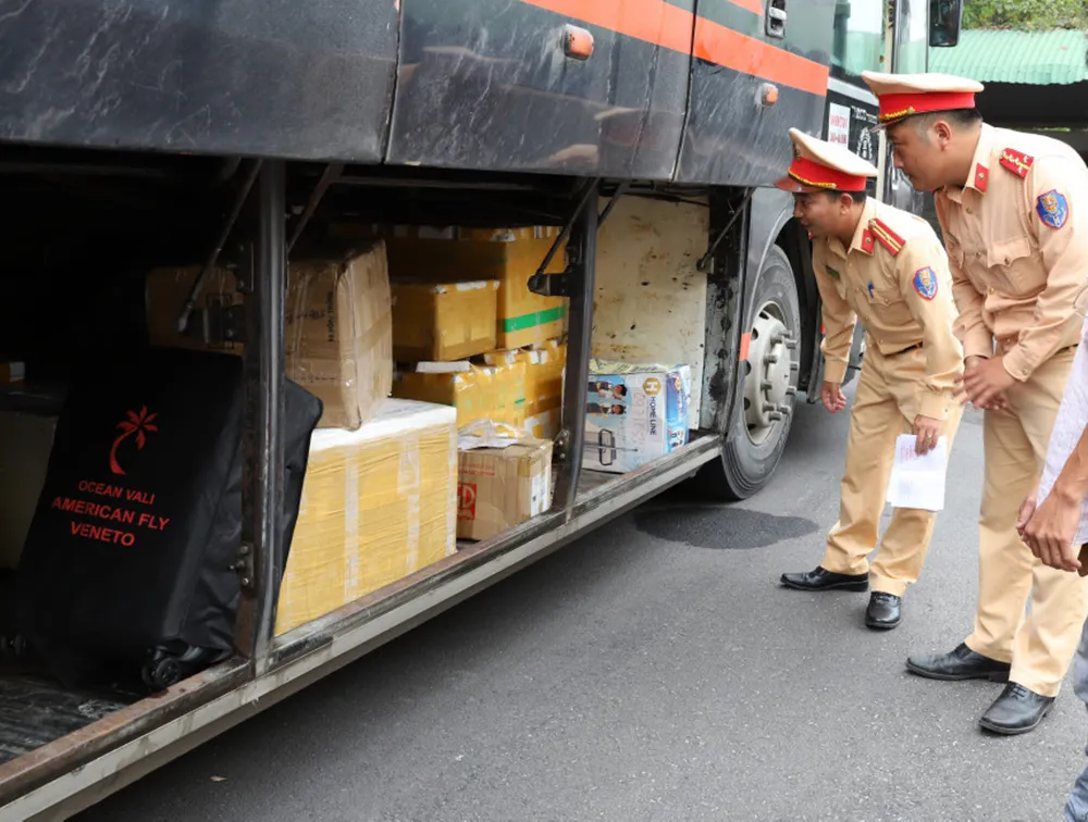 Phát hiện xe khách vận chuyển gỗ trái phép ảnh 1