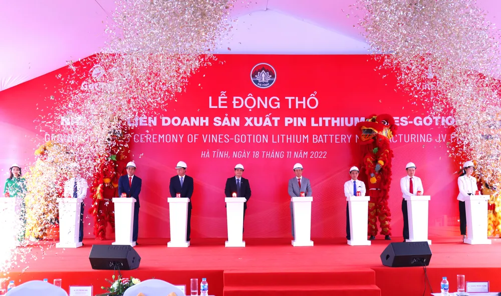 Các đại biểu nhấn nút động thổ xây dựng nhà máy sản xuất cell pin LFP tại Khu Kinh tế Vũng Áng