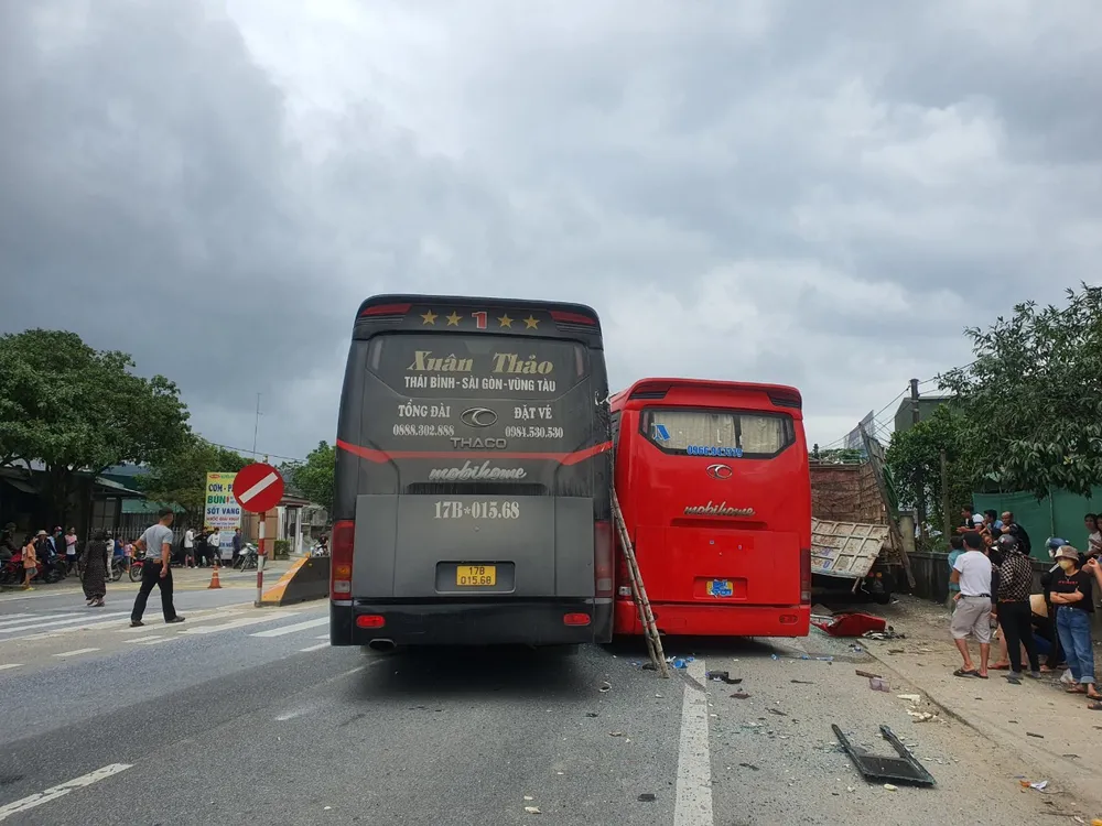 Hà Tĩnh: Tai nạn giao thông liên hoàn trên quốc lộ 1A, ít nhất 1 người tử vong ảnh 2