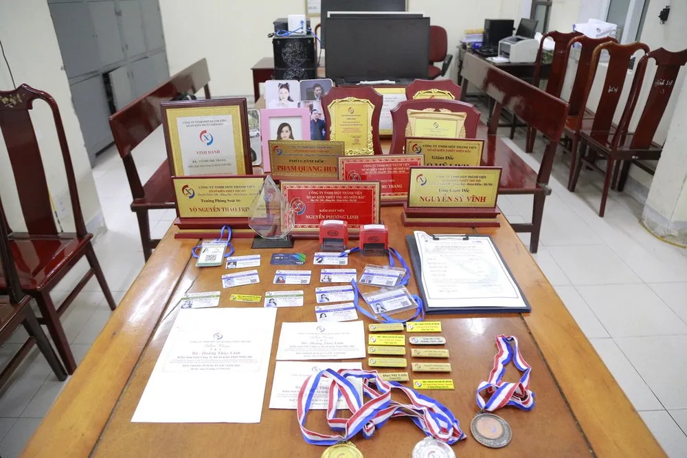 Bắt 3 đối tượng mạo danh cán bộ công ty xổ số, lừa bán kết quả trúng thưởng  ảnh 1