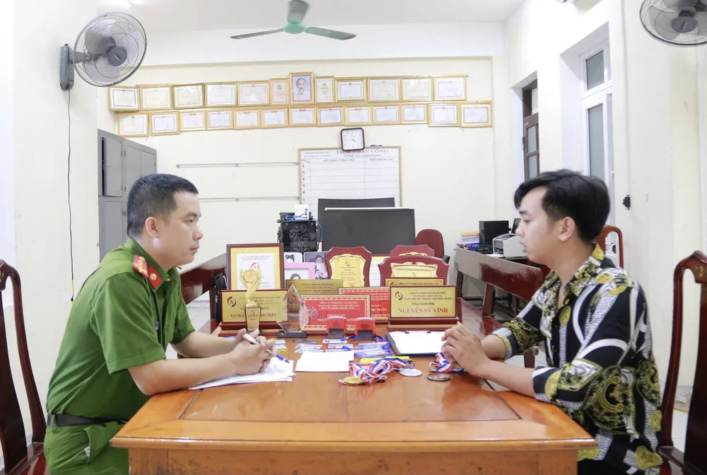 Bắt 3 đối tượng mạo danh cán bộ công ty xổ số, lừa bán kết quả trúng thưởng  ảnh 2