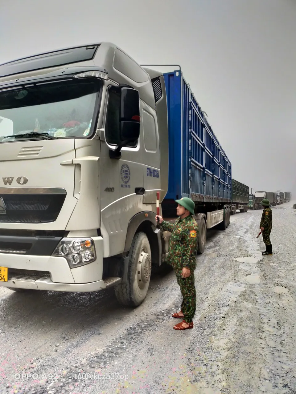 Hà Tĩnh: Sạt lở trên Quốc lộ 8A, đường lên cửa khẩu quốc tế Cầu Treo bị ách tắc ảnh 3