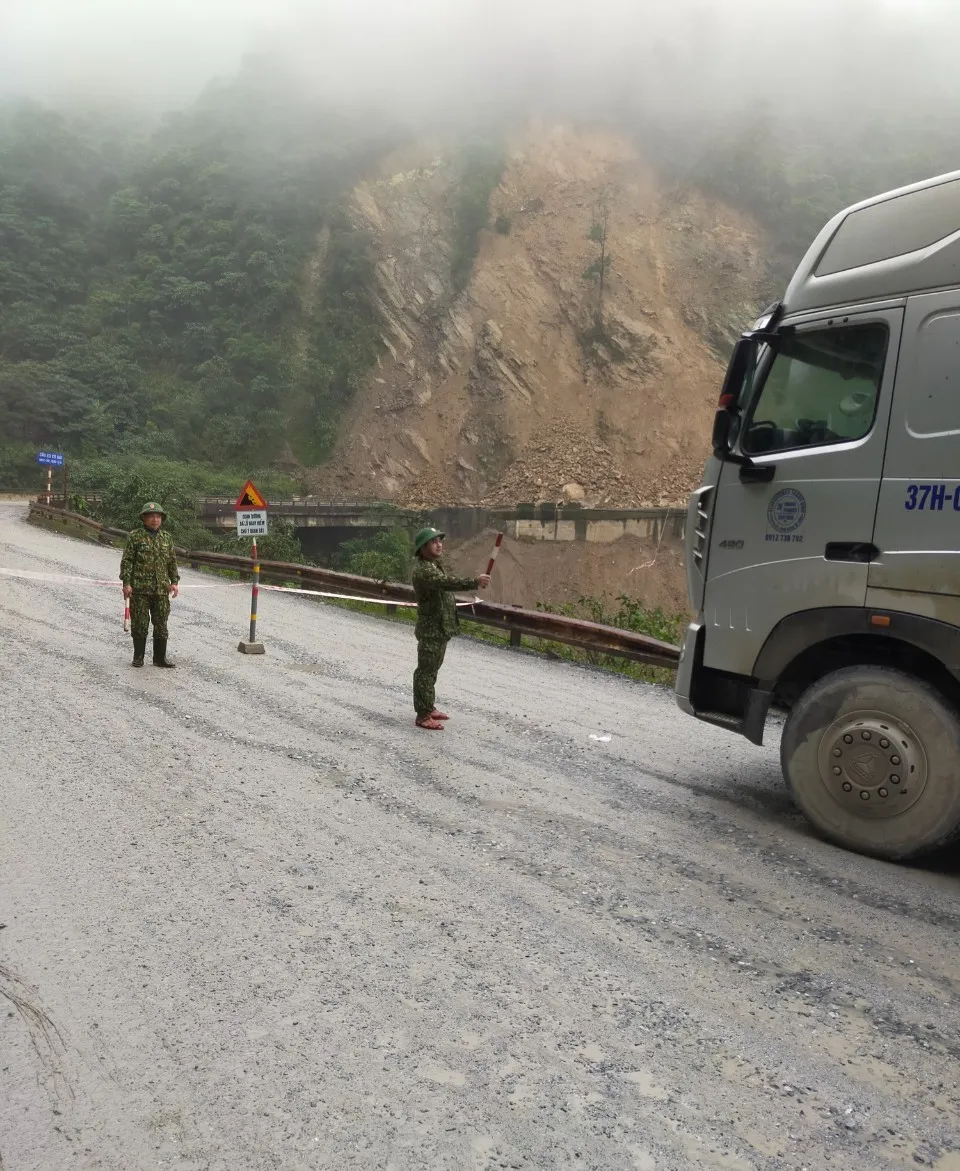Hà Tĩnh: Sạt lở trên Quốc lộ 8A, đường lên cửa khẩu quốc tế Cầu Treo bị ách tắc ảnh 2