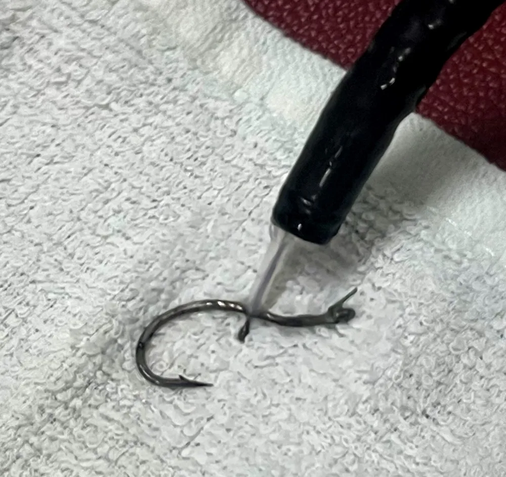 Lưỡi câu dài gần 4cm mắc trong thực quản cụ ông 83 tuổi ảnh 2