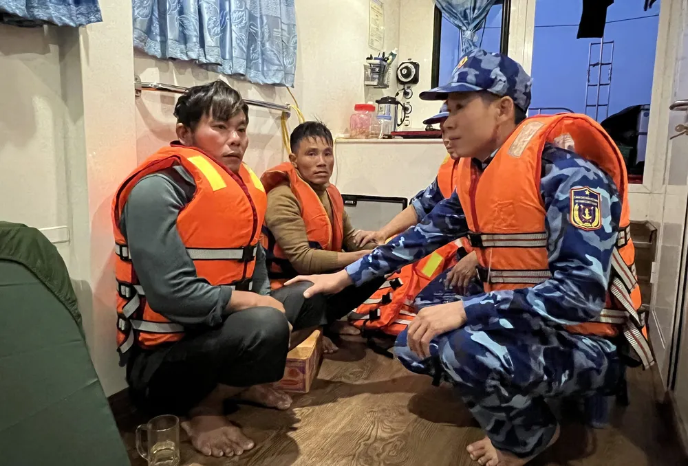 Cán bộ, chiến sĩ xuồng CSB 606 động viên 2 thuyền viên bị nạn