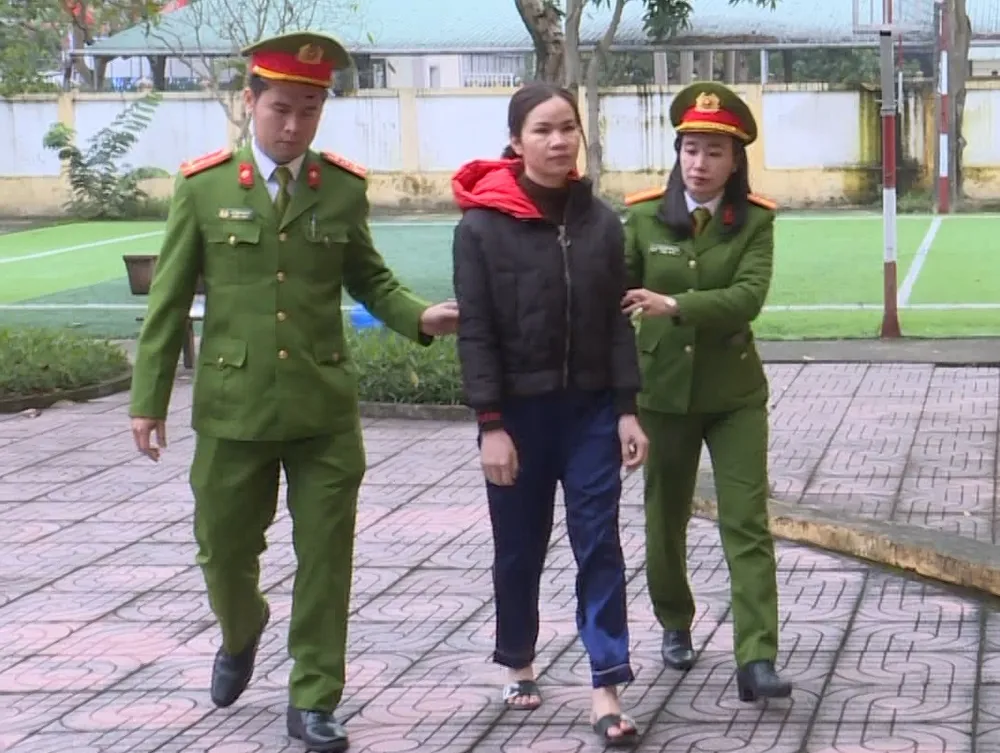 Cơ quan công an áp giải Lại Thị Mận