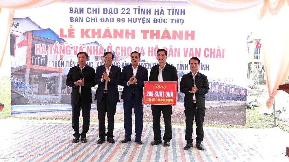 Chủ tịch Hội Người cao tuổi Việt Nam Nguyễn Thanh Bình và Chủ tịch UBND tỉnh Hà Tĩnh Võ Trọng Hải trao biểu trưng tặng 200 suất quà cho các gia đình có hoàn cảnh khó khăn trên địa bàn Đức Thọ Chủ tịch Hội Người cao tuổi Việt Nam Nguyễn Thanh Bình và Chủ tịch UBND tỉnh Hà Tĩnh Võ Trọng Hải trao biểu trưng tặng 200 suất quà cho các gia đình có hoàn cảnh khó khăn trên địa bàn Đức Thọ