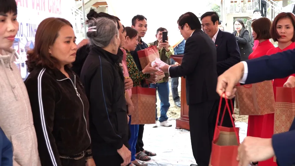 Nguyên Chủ tịch nước Trương Tấn Sang và các đại biểu tặng quà tết các hộ dân vạn chài Nguyên Chủ tịch nước Trương Tấn Sang và các đại biểu tặng quà tết các hộ dân vạn chài