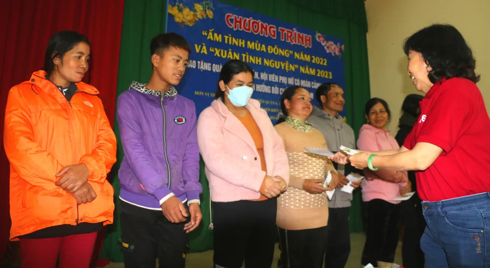 Đại diện đoàn từ thiện quận 6, TPHCM trao tặng quà tết cho người nghèo ở huyện A Lưới. Ảnh: VĂN THẮNG Đại diện đoàn từ thiện quận 6, TPHCM trao tặng quà tết cho người nghèo ở huyện A Lưới. Ảnh: VĂN THẮNG