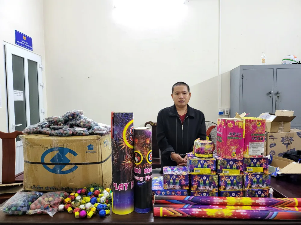 Đối tượng Phạm Xuân Thiện cùng tang vật gồm pháo nổ các loại