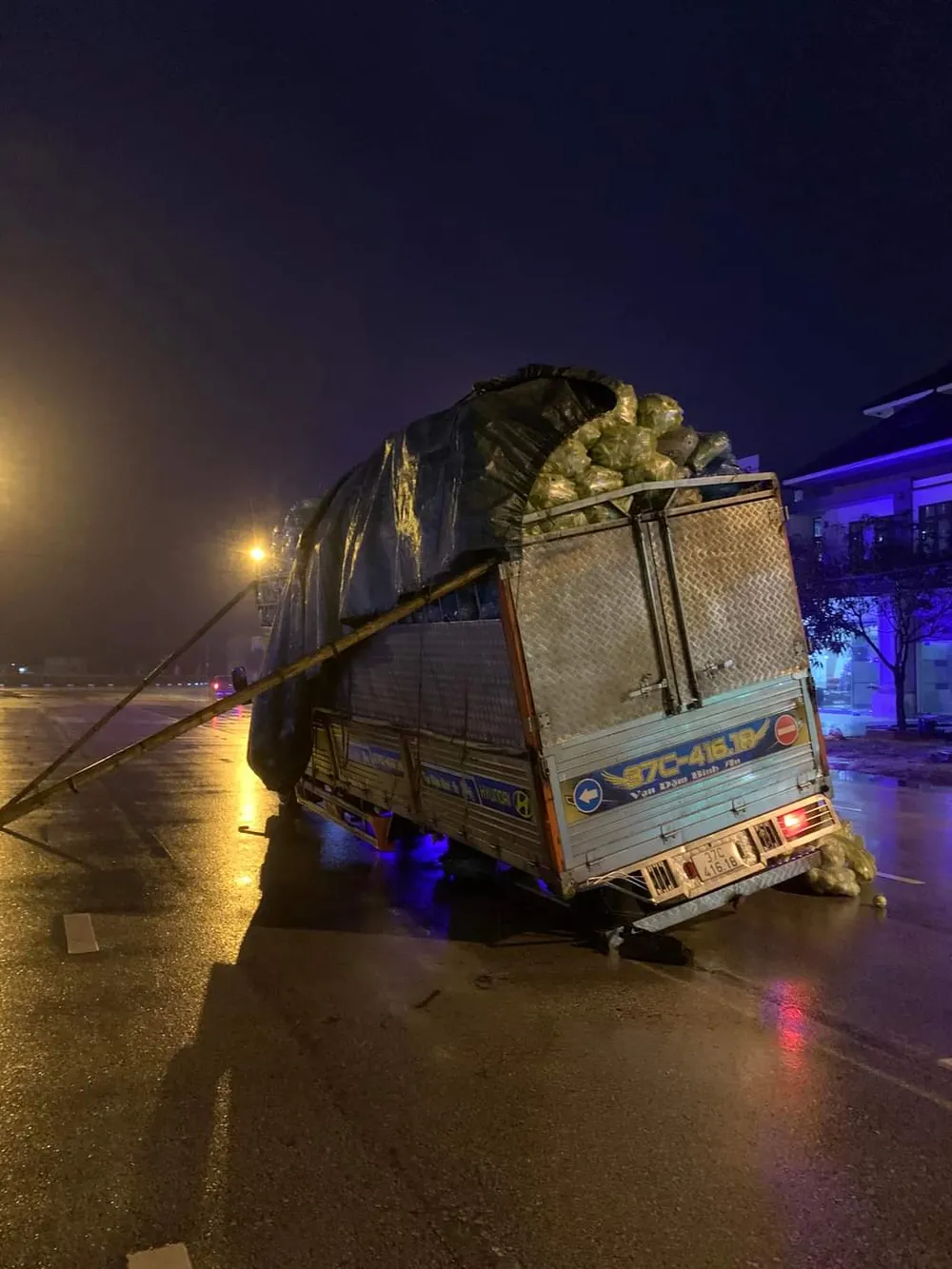 Thời điểm xe tải chở đầy rau củ quả gặp nạn Thời điểm xe tải chở đầy rau củ quả gặp nạn