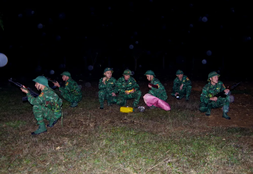 Khi phát hiện có dấu hiệu khả nghi, hay đồ vật lạ để lại, các cán bộ, chiến sĩ tổ tuần tra triển khai kiểm tra, sẵn sàng tác chiến