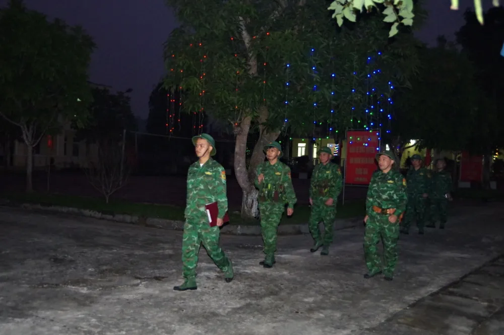 Thực hiện nhiệm vụ đi tuần tra, canh gác trong đêm ở khu vực biên giới