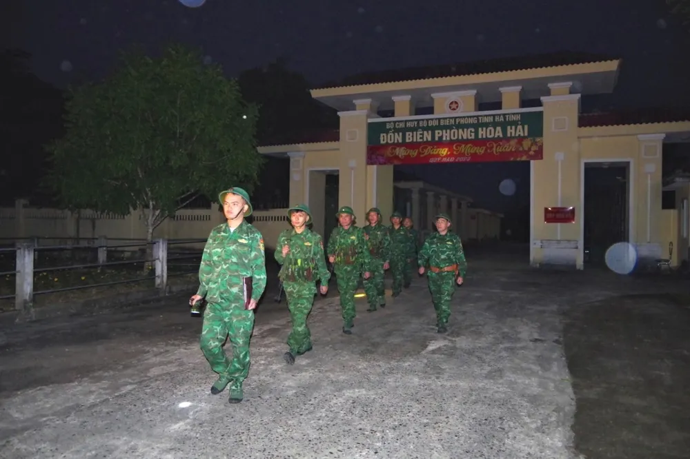 Thực hiện nhiệm vụ tuần tra, canh gác khu vực biên giới trong đêm lạnh