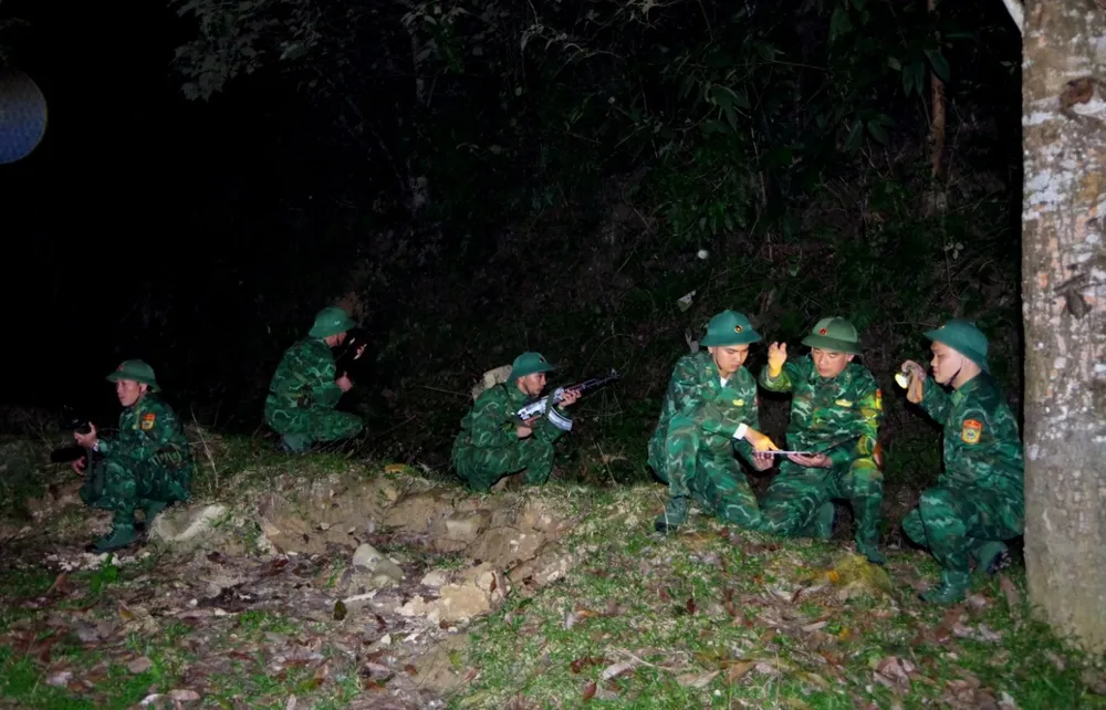 Cán bộ, chiến sĩ Bộ đội Biên phòng Hà Tĩnh thực hiện nhiệm vụ tuần tra, sẵn sàng tác chiến