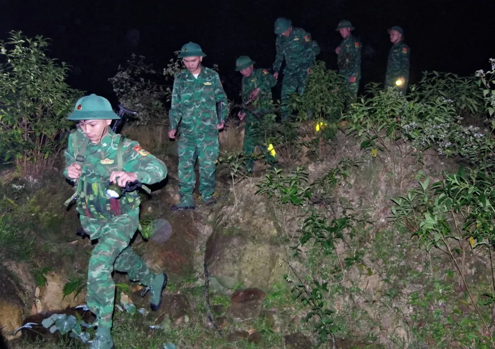 Đêm khuya, trời mưa xuân nặng hạt, thời tiết lạnh buốt, các cán bộ, chiến sĩ Bộ đội Biên phòng tiếp tục băng rừng, lội suối hoàn thành nhiệm vụ tuần tra