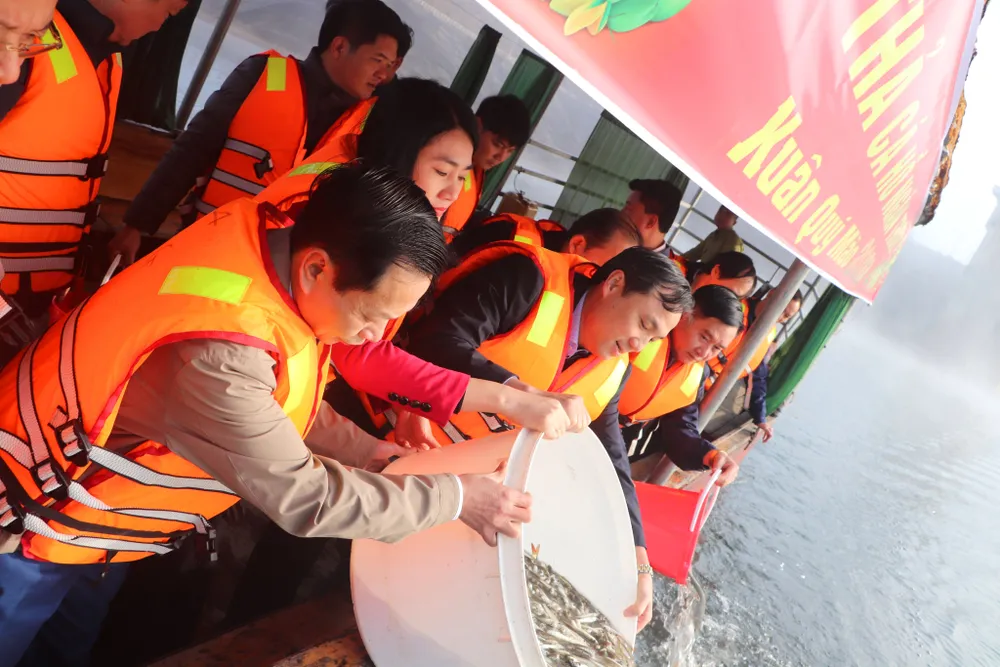 Bí thư Tỉnh ủy Hà Tĩnh Hoàng Trung Dũng và các đại biểu thả cá xuống hồ Ngàn Trươi