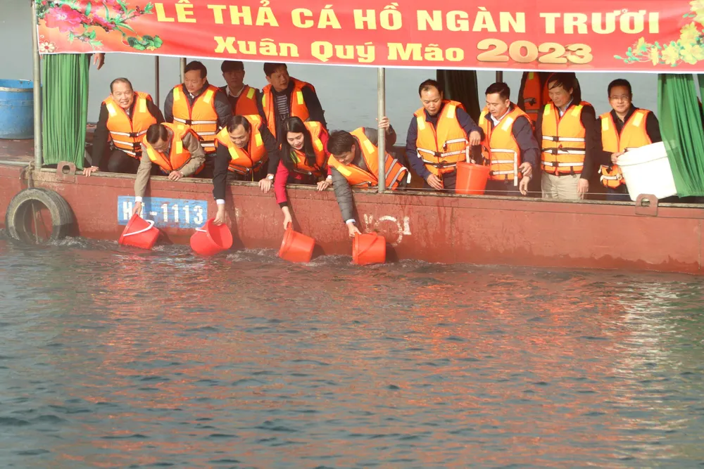 Lễ thả cá xuống hồ Ngàn Trươi