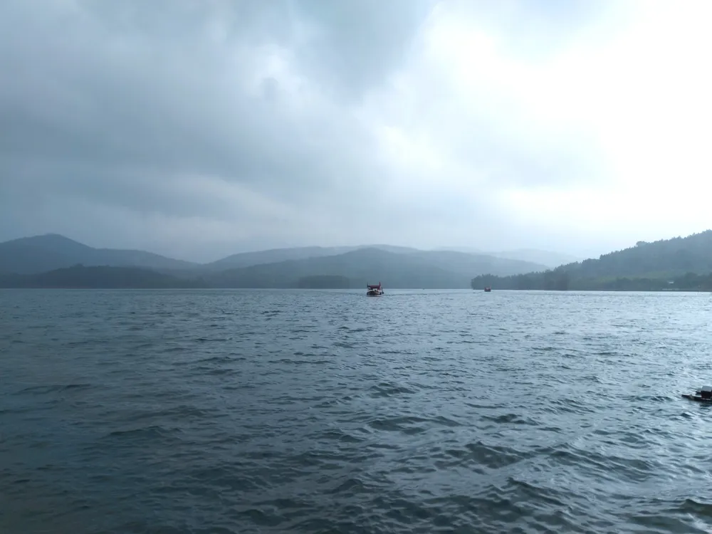 Thuyền chở du khách đi trên hồ Nhà Đường để lên chùa Hương Tích Thuyền chở du khách đi trên hồ Nhà Đường để lên chùa Hương Tích