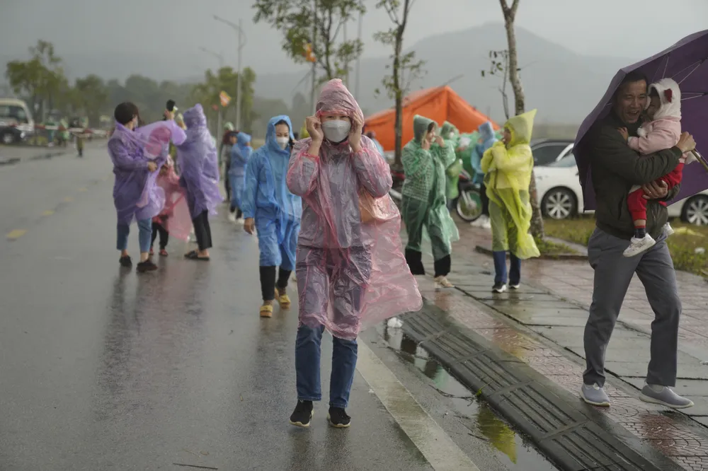 Nhiều trẻ nhỏ cũng được người lớn đưa đi chùa Hương Tích du xuân đầu năm Nhiều trẻ nhỏ cũng được người lớn đưa đi chùa Hương Tích du xuân đầu năm