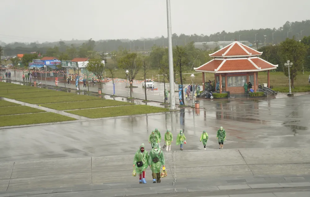 Du khách trên đường đi lên chùa Hương Tích Du khách trên đường đi lên chùa Hương Tích