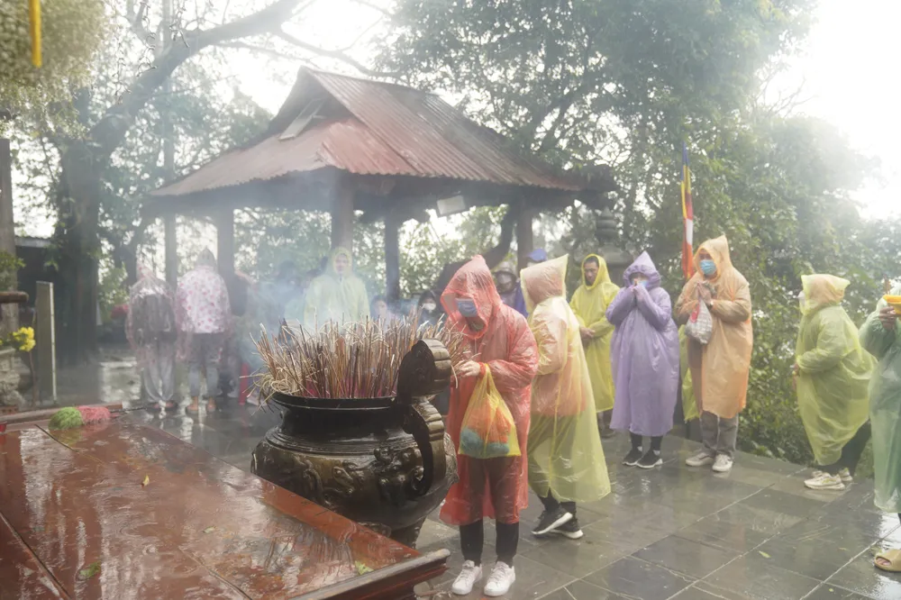 Du khách làm lễ dâng hương trên chùa Hương Tích Du khách làm lễ dâng hương trên chùa Hương Tích