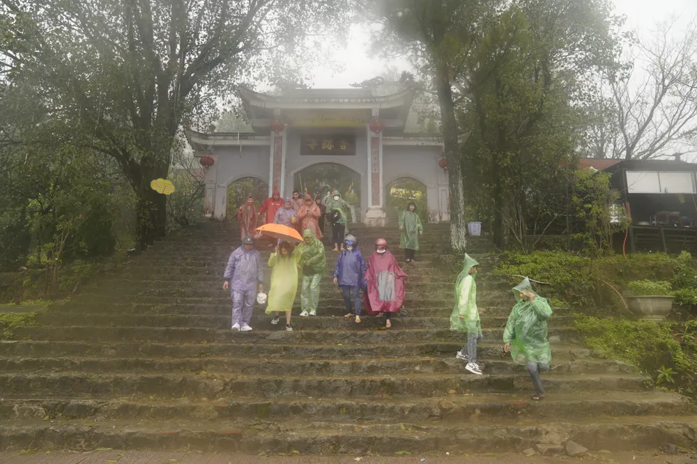 Khu vực cổng chùa Hương Tích trên dãy núi Hồng Lĩnh Khu vực cổng chùa Hương Tích trên dãy núi Hồng Lĩnh