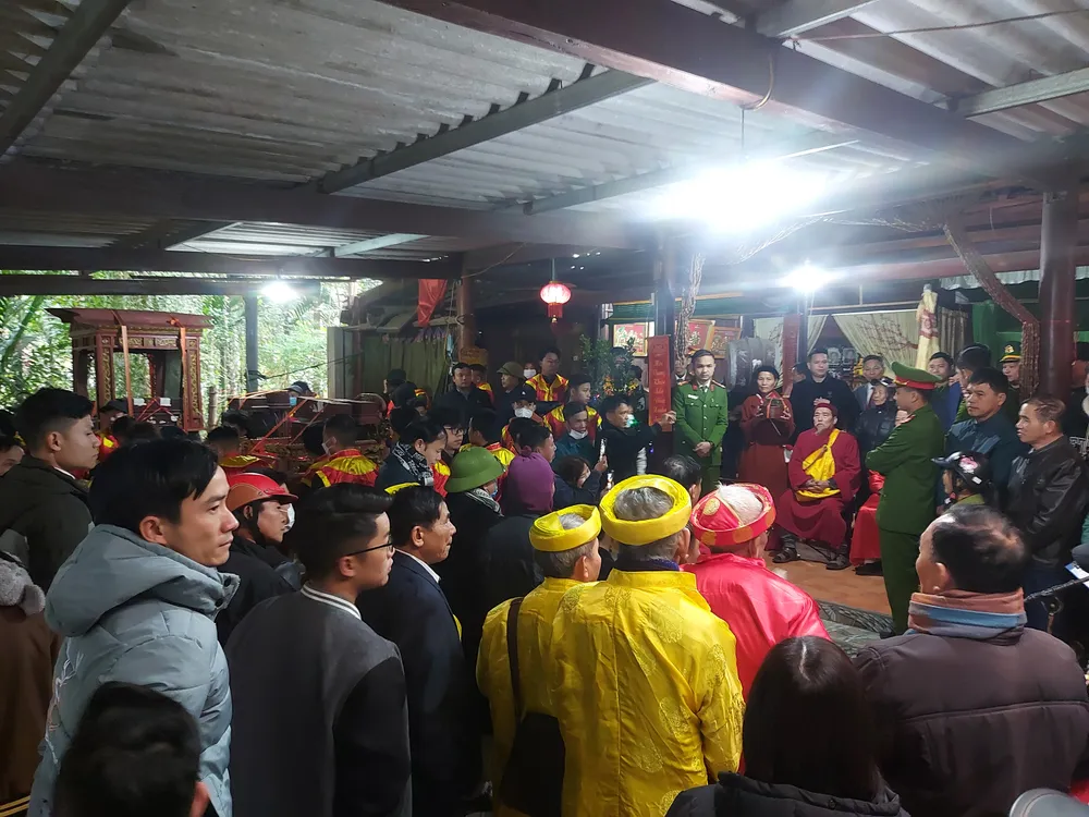 Nghi lễ bàn giao báu vật vua ban tại nhà ông Trần Văn Nhung - nguyên cố đạo chủ năm Nhâm Dần 2022